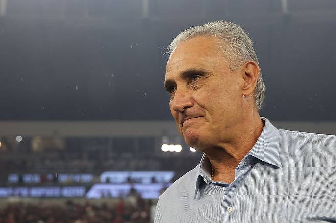 크루제이루 치치 감독이 11일 플라멩구전에 앞서 그라운드를 바라보고 있다. Getty Images코리아