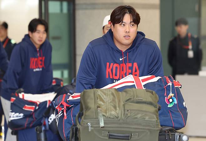 ▲ 류현진이 16일 인천국제공항을 통해 귀국하고 있다. 류현진은 올해 WBC를 끝으로 국가대표에서 은퇴했다. ⓒ연합뉴스