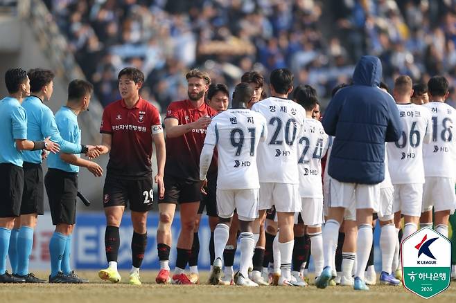 지난 15일 부천종합운동장에서 열린 부천FC와 울산 HD의 경기 종료 후 인사하고 있는 양 팀 선수들과 심판진 /사진=한국프로축구연맹 제공