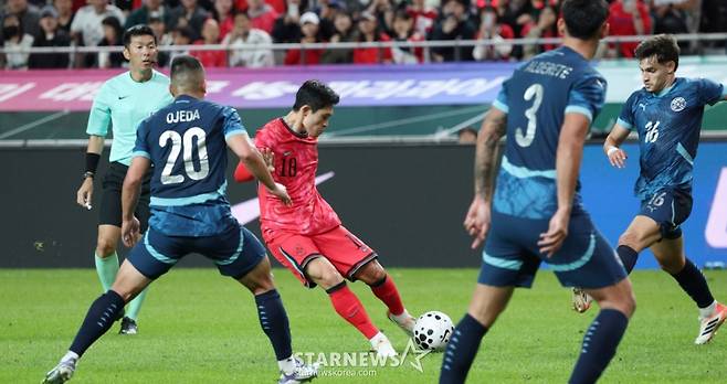 한국 축구 국가대표팀이 지난해 10월 14일 서울월드컵경기장에서 파라과이 대표팀과 친선경기를 벌였다. 이동경이 파라과이 오제다를 제치고 슈팅을 날리고 있다. /사진=김진경 대기자