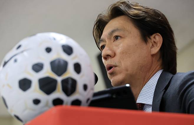 홍명보 감독이 16일 천안시 코리아풋볼파크에서 진행된 명단 발표 기자회견을 통해 오는 3월 열리는 A매치 26인의 대표팀 명단을 발표했다. 홍명보호는 오는 28일 오후 11시 영국 밀턴 케인스에 있는 MK돈스 스타디움에서 코트디부아르 대표팀과 첫 경기를 갖는다. 이어 4월 1일 오전 3시 45분 오스트리아 비엔나로 이동해 에른스트 하펠 스타디온에서 오스트리아와 2차전을 치른다. 연합뉴스