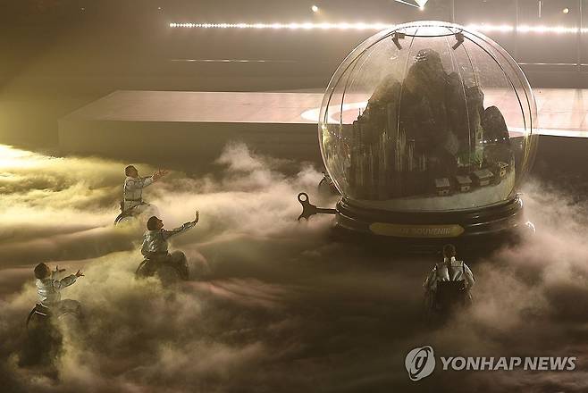 패럴림픽 폐막 축하 공연 (코르티나담페초=연합뉴스) 한종찬 기자 = 15일(현지시간) 이탈리아 코르티나 컬링 올림픽 스타디움에서 열린 2026 밀라노·코르티나담페초 동계 패럴림픽 폐막식에서 축하 공연이 진행되고 있다. 2026.3.16 saba@yna.co.kr