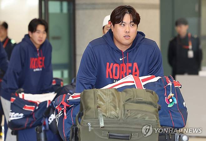 귀국하는 류현진 (영종도=연합뉴스) 김성민 기자 = WBC 8강 경기를 마친 한국 야구대표팀 류현진이 16일 인천국제공항 제1터미널을 통해 귀국하고 있다. 2026.3.16 ksm7976@yna.co.kr