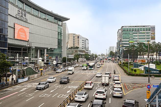 수원시가 올해 '역세권 복합개발'을 추진해 도시 공간을 개편하겠다는 구상을 발표했다. 사진은 수도권의 대표 교통망 거점인 수원역 일대. 사진=수원시