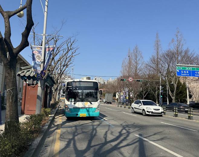 여수시가 오는 26일부터 2월 6일까지, 26년 만에 시행되는 시내버스 노선체계 전면 개편을 앞두고 읍·면·동 주민설명회를 총 27회에 걸쳐 개최해 의견 수렴에 나선다. /여수시 제공