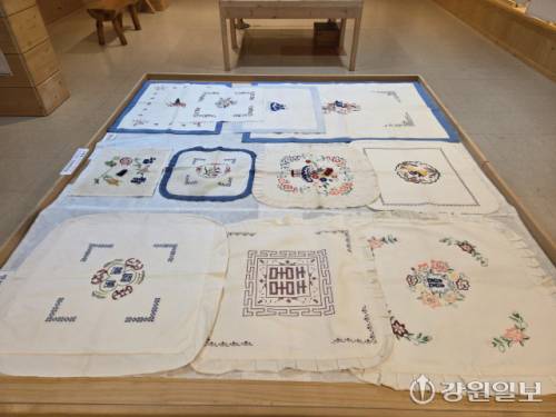 ◇강릉자수박물관 기획전시 ‘근대 십자수 전시회’에 전시된 밥상보. 강릉=권순찬기자
