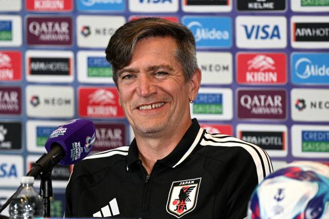 일본 여자 축구대표팀의 닐스 닐센 감독이 17일 AFC 여자 아시안컵 준결승 전 호주 시드니에서 진행된 기자회견에 참석, 취재진의 질문을 듣고 있다. EPA 연합뉴스