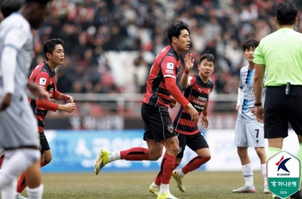 포항스틸러스 이호재가 지난 15일 인천과의 경기에서 동점골을 터뜨린 뒤 동료들과 달려 나오고 있다. 한국프로축구연맹 제공