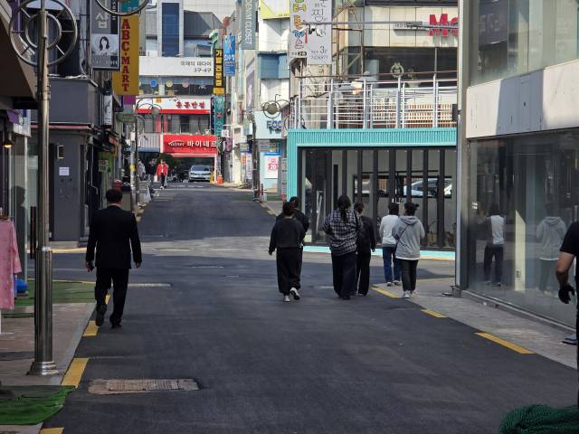 17일 진주 원도심 상권 모습. 로드아트(Road Art) 설치를 위해 지난 주말 아스팔트를 시공했다. 김현우 기자