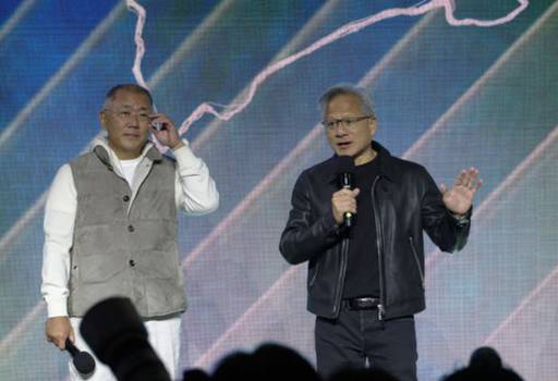 젠슨 황(오른쪽) 엔비디아 최고경영자가 지난해 10월 서울 코엑스에서 열린 엔비디아의 그래픽카드(GPU) '지포스' 출시 25주년 행사에서 정의선 현대차그룹 회장과 연단에 선 모습/뉴시스