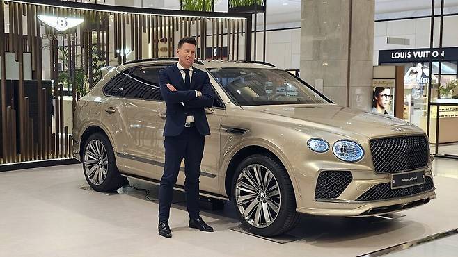 크리스티안 슐릭 벤틀리모터스코리아 총괄 상무가 17일 오전 경기 성남시 현대백화점 판교점 벤틀리서울 스페셜 팝업 부스서 열린 벤틀리 '더 뉴 벤테이가 스피드' 미디어 포토세션에서 기념 촬영을 하고 있다./곽호준 기자