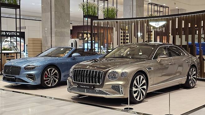 '벤틀리 팝업, 앤 모어(Bentley Pop-up, and More)' 스페셜 팝업에 전시된 오픈톱 럭셔리 그랜드 투어러 '컨티넨탈 GTC 스피드'(왼쪽)와 럭셔리 그랜드 투어링 세단 '플라잉스퍼 아주르'의 외관./곽호준 기자