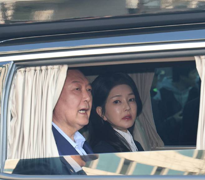 윤석열 전 대통령과 김건희 여사가 헌법재판소 파면 결정 후 일주일 만인 지난해 4월 11일 오후 서울 용산구 한남동 대통령 관저를 떠나고 있다. 사진=뉴시스