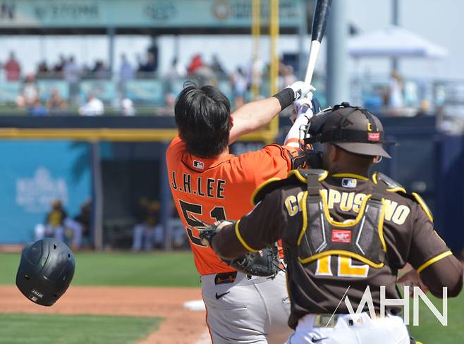 (이정후가 17일 샌디에이고와 스프링캠프 경기 중 헬멧이 벗겨질 정도의 풀스윙을 하고 있다)