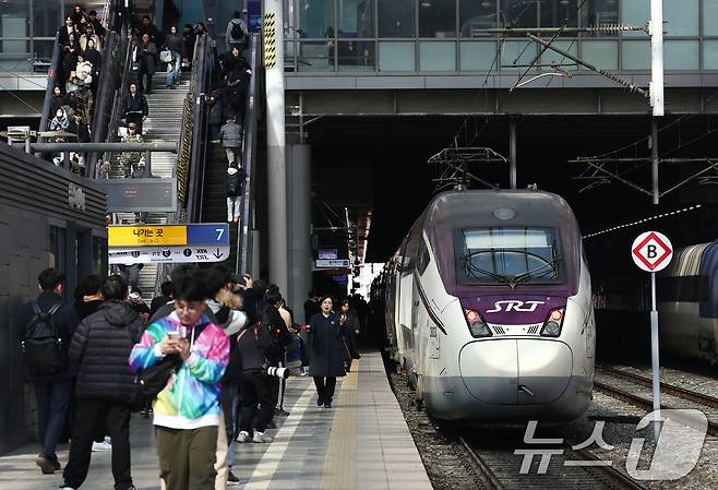 서울역에 교차운행으로 들어온 SRT. 2026.2.25 ⓒ 뉴스1 김민지 기자