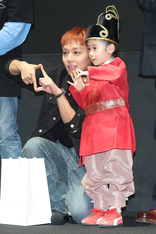 박지훈, 귀여운 팬과 함께 (서울=연합뉴스) 강민지 기자 = 배우 박지훈이 17일 서울 강남구 메가박스 코엑스에서 열린 영화 ‘왕과 사는 남자’ 흥행 감사 무대인사에서 어린이 팬과 기념촬영하고 있다. 2026.3.17 mjkang@yna.co.kr (끝) <저작권자(c) 연합뉴스, 무단 전재-재배포, AI 학습 및 활용 금지>