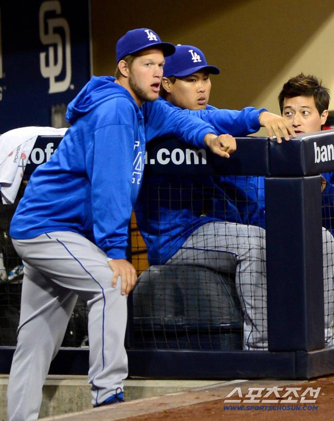 LA다저스가 11일(한국시간) 미국 캘리포니아주 샌디에이고 펫코파크에서 샌디에이고 파드리스와 주중 3연전 두 번째 경기를 펼쳤다. 류현진이 덕아웃에서 커쇼(왼쪽)와 함께 경기를 지켜보고 있다. 밝은 표정으로 대화를 나누고 있는 류현진.
샌디에이고(미국 캘리포니아주)=송정헌 기자 songs@sportschosun.com/2013.4.11