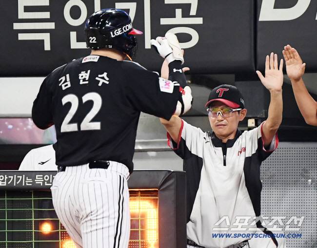 24일 광주 기아 챔피언스필드에서 열린 LG-KIA전. 8회초 무사 2, 3루 김현수가 스리런포를 친 후 염경엽 감독의 환영을 받고 있다. 광주=정재근 기자 cjg@sportschosun.com/2025.7.24/