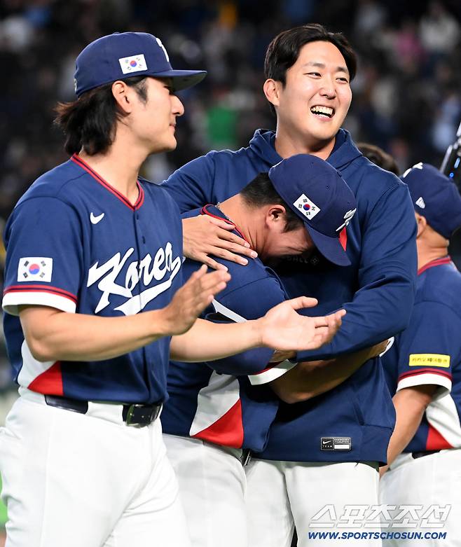 9일 일본 도쿄돔에서 열린 WBC(월드베이스볼클래식) 한국과 호주의 경기, 한국이 승리하며 8강행을 확정했다. 눈물을 흘리는 고우석을 안아주는 손주영. 도쿄(일본)=허상욱 기자wook@sportschosun.com/2026.03.09/