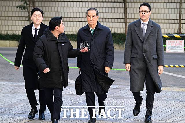 한덕수 전 국무총리가 1월 21일 오후 서울 서초구 서울중앙지방법원에서 열린 '내란 우두머리 방조' 혐의 1심 선고 재판에 출석하고 있다./남윤호 기자