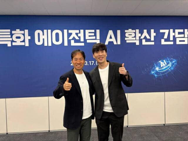 (왼쪽부터) 김성훈 업스테이지 대표, 유튜버 조코딩 (사진=김성훈 업스테이지 대표 페이스북)