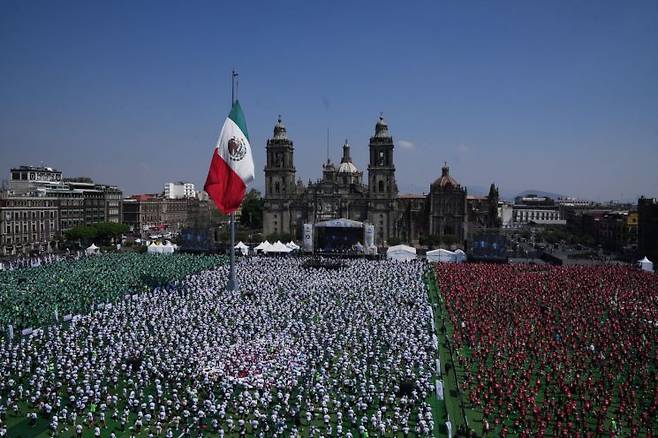이번 행사는 멕시코시티가 추진하는 '소셜 월드컵' 캠페인의 일환으로 마련됐다. 특히 2026년 월드컵 개막전이 열릴 예정인 아스테카 스타디움에 대한 기대감도 함께 커지고 있다. AP연합뉴스