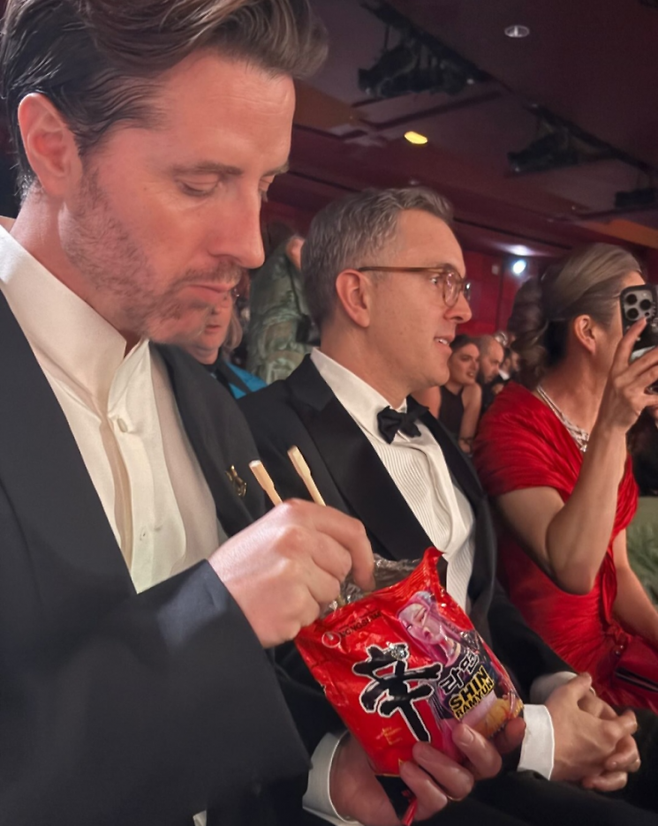 크리스 아펠한스 감독이 오스카 시상식에서 신라면을 먹는 모습. 모린 구 SNS 캡처