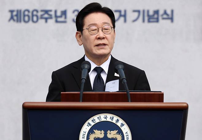 이재명 대통령이 15일 경남 창원시 마산회원구 국립 3·15 민주 묘지에서 열린 제66주년 3·15의거 기념식에서 기념사를 하고 있다. 연합뉴스