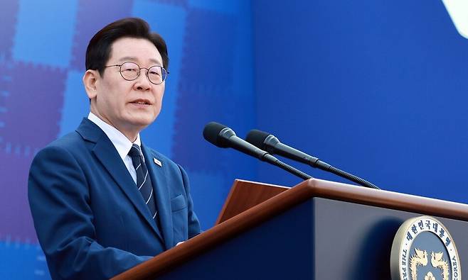 이재명 대통령이 17일 충남 아산 경찰대학에서 열린 2026년 신임 경위·경감 임용식에서 축사하고 있다. 연합뉴스