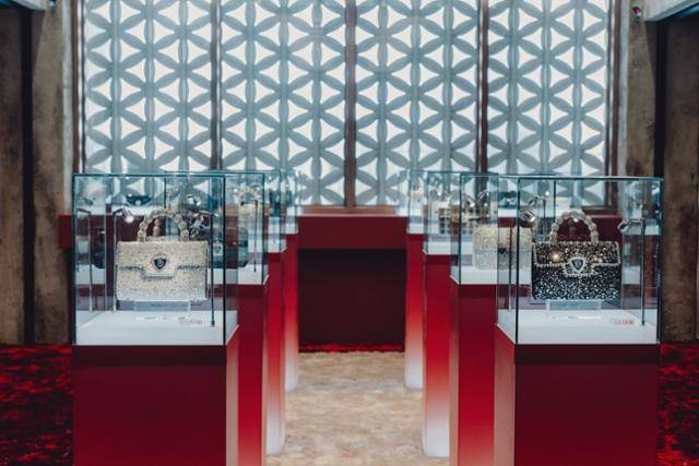 넷플릭스 '레이디 두아'에서 주인공 사라 킴이 만든 가짜 명품 브랜드 '부두아' 매장에 핸드백이 진열돼 있다. 넷플릭스