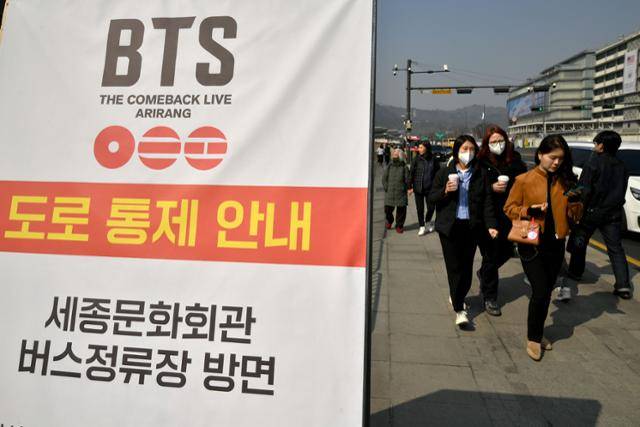 방탄소년단(BTS) 컴백 공연을 나흘 앞둔 17일 서울 광화문광장 인근 도로가 무대 설치 준비로 통제되고 있다. 윤기훈 인턴기자