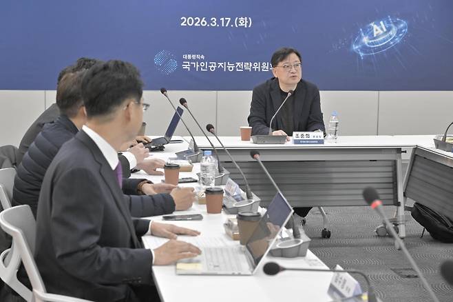 17일 오전 국가인공지능전략위원회가 개최한 '산업 특화 에이전틱 AI' 확산 간담회에서 조준희 산업AX·생태계 분과장이 모두발언하고 있다. 국가인공지능전략위원회 제공