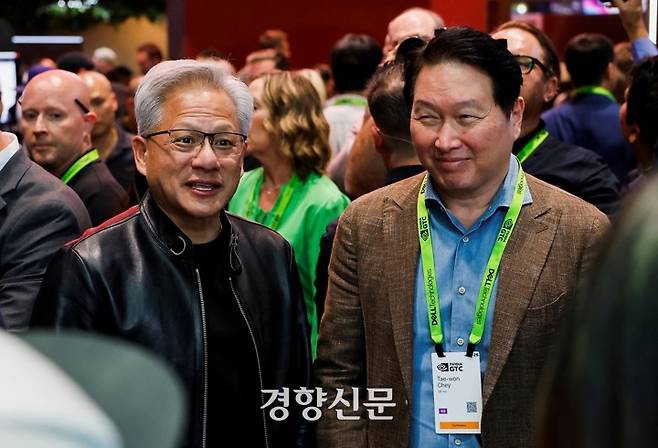 최태원 SK그룹 회장(오른쪽)과 젠슨 황 엔비디아 최고경영자(CEO)가 16일(현지시간) 미국 캘리포니아주 새너제이에서 열린 ‘GTC 2026’ 전시장을 둘러보고 있다. 로이터연합뉴스