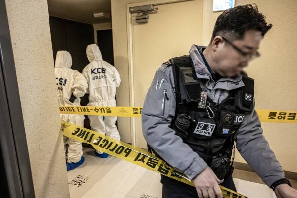 17일 부산 부산진구 한 아파트에서 현직 항공사 기장이 흉기에 찔려 숨진 채 발견돼 경찰 과학수사대에서 현장 감식을 하고 있다. / 이원준 기자windstorm@