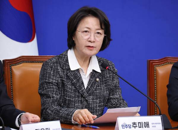 17일 국회에서 열린 검찰 개혁 입법인 중수청법·공소청법 관련 기자회견에서 추미애 법제사법위원회 위원장이 발언하고 있다. 연합뉴스