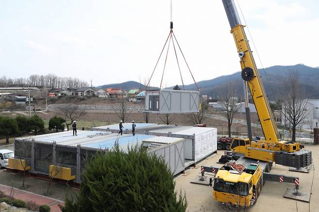 (안동=뉴스1) 공정식 기자 = 31일 오후 경북 안동시 일직면 망호리 권정생동화나라에 산불 피해 이재민을 위한 모듈러 주택 설치가 한창이다. 2025.3.31/뉴스1 Copyright (C) 뉴스1. All rights reserved. 무단 전재 및 재배포, AI학습 이용 금지. /사진=(안동=뉴스1) 공정식 기자