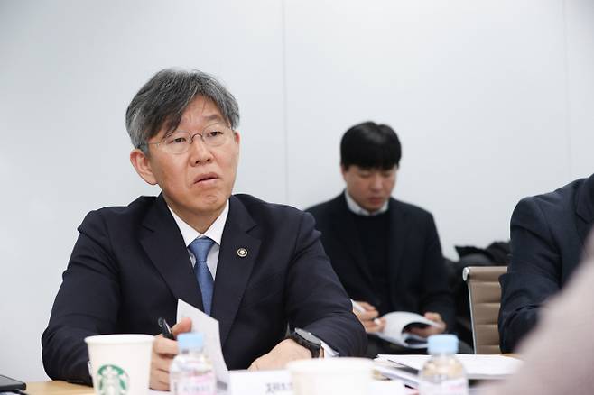 김이탁 국토교통부 제1차관이 5일 오후 서울 용산구 LH 주택공급특별추진본부에서 열린 제4차 주택시장 및 공급대책 점검회의'를 주재하고 있다./사진=국토교통부