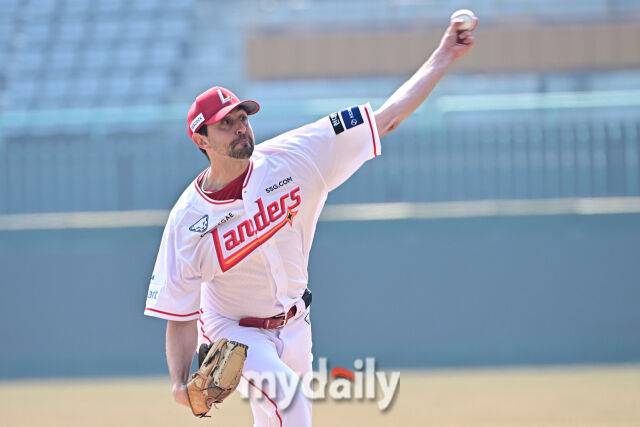 17일 인천 SSG랜더스필드에서 열린 '2026 신한 SOL BANK KBO리그' SSG 랜더스와 삼성 라이온즈 시범경기. SSG 베니지아노가 1회초 선발 투수로 나와 힘차게 투구하고 있다./인천 = 한혁승 기자