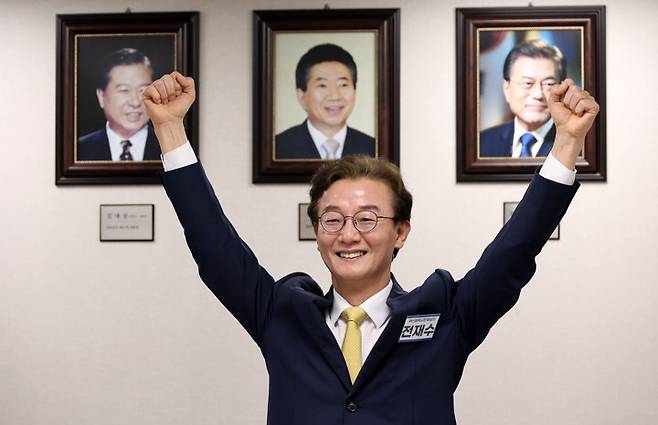 전재수 후보의 선전 다짐 세리머니 전재수 후보의 선전 다짐 세리머니 (서울=연합뉴스) 이동해 기자 = 6·3 지방선거 부산시장에 도전하는 더불어민주당 전재수 의원이 17일 서울 영등포구 여의도 더불어민주당 중앙당사에서 열린 광역단체장 후보 면접에서 선전을 다짐하며 세리머니 하고 있다. 2026.3.17 eastsea@yna.co.kr (끝) <저작권자(c) 연합뉴스, 무단 전재-재배포, AI 학습 및 활용 금지>