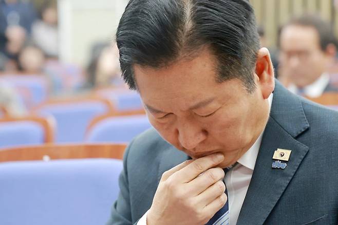 의원총회 참석한 더불어민주당 정청래 대표 의원총회 참석한 더불어민주당 정청래 대표 (서울=연합뉴스) 신현우 기자 = 더불어민주당 정청래 대표가 17일 국회에서 열린 의원총회에 참석해 있다. 2026.3.17 nowwego@yna.co.kr (끝) <저작권자(c) 연합뉴스, 무단 전재-재배포, AI 학습 및 활용 금지>