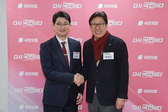 6·3 지방선거 부산시장에 도전하는 박형준 부산시장(오른쪽)과 주진우 국민의힘 의원이 11일 서울 영등포구 여의도 국민의힘 중앙당사에서 열린 광역단체장 후보 면접에 앞서 기념 촬영하고 있다. ⓒ연합뉴스