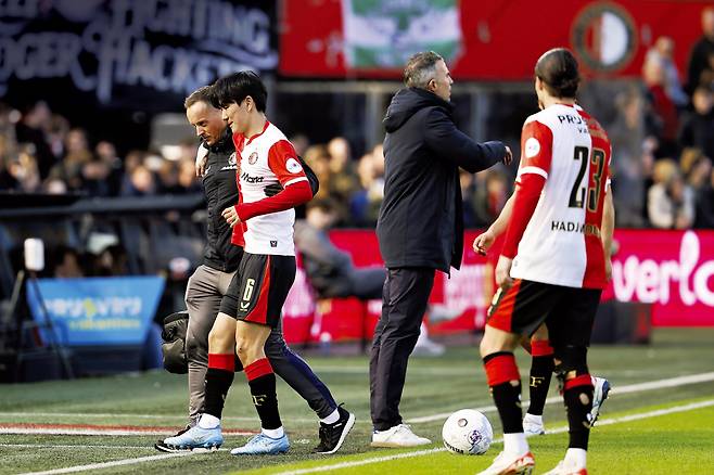 페예노르트 황인범(왼쪽)이 16일 네덜란드 로테르담에서 열린 엑셀시오르전에서 부상으로 교체 아웃되고 있다. 왼쪽 작은 사진은 홍명보 감독. 게티이미지코리아·연합뉴스