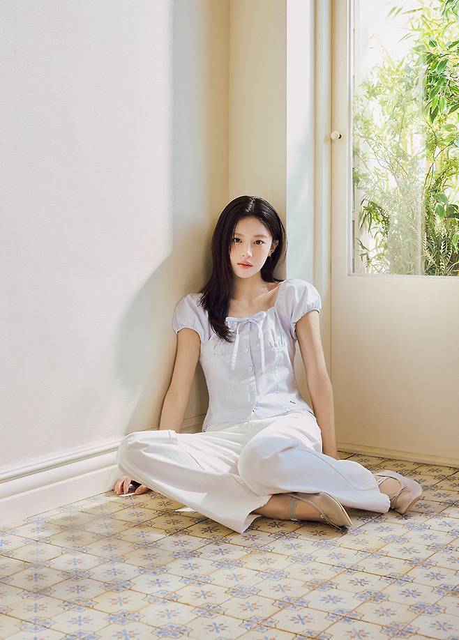 배우 고윤정 여름 의류 화보. 사진 마리떼 프랑소와 저버