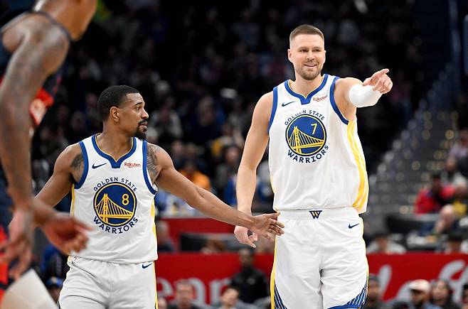 크리스탑스 포르징기스(오른쪽)가 17일 미국 워싱턴 D.C의 캐피털 원 아레나에서 열린 워싱턴 위저즈와 2025~2026 미국프로농구 정규리그 원정 경기에서 득점을 올린 뒤 세리머니를 하고 있다. 워싱턴 | AFP연합뉴스