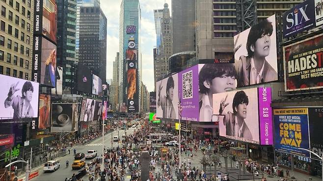 뉴욕 타임스퀘어의 대형 스크린에서 BTS 멤버가 등장하는 영상이 상영되고 있다. 뉴스1