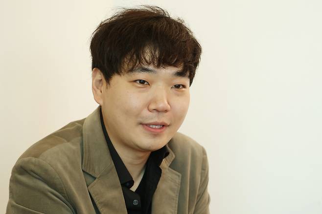 인터뷰하는 한지호 피아니스트 (서울=연합뉴스) 강민지 기자 = 피아니스트 한지호가 16일 서울 종로구 평창동의 한 카페에서 연합뉴스와 인터뷰를 하고 있다. 2026.3.16
mjkang@yna.co.kr