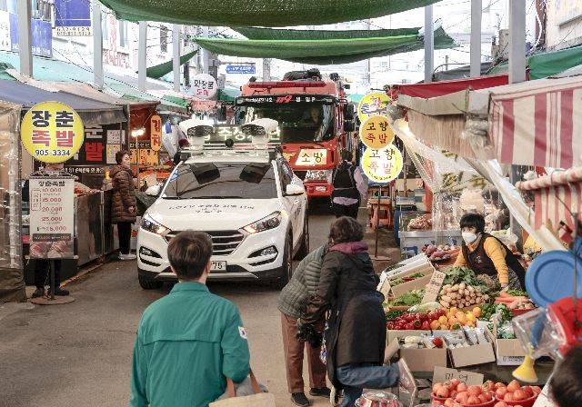 지난해 12월 11일 부산 부산진구 범천동 중앙시장 일원에서 겨울철 전통시장 화재예방 민·관 합동 안전 캠페인에서 소방차 길 터주기 훈련이 실시되고 있다. 정대현 기자 jhyun@