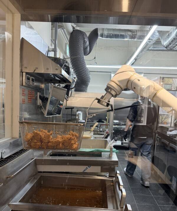 바른치킨 ‘여의도R점’에서 관절형·레일형 튀김 로봇이 치킨을 조리하는 모습(바른치킨 제공).