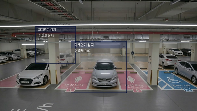 AI 기반 화재감지 CCTV를 통해 화재연기가 감지됐을 경우, 관제실 모니터에 보이는 예시 이미지./GS건설