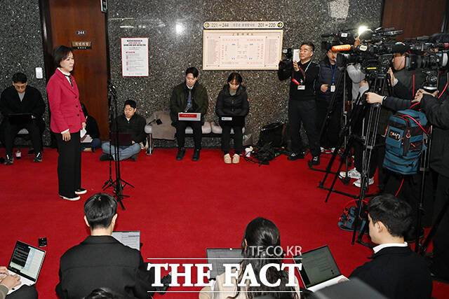 장 대표와 면담 후 취재진 앞에 선 이인선 국민의힘 대구시당 위원장.